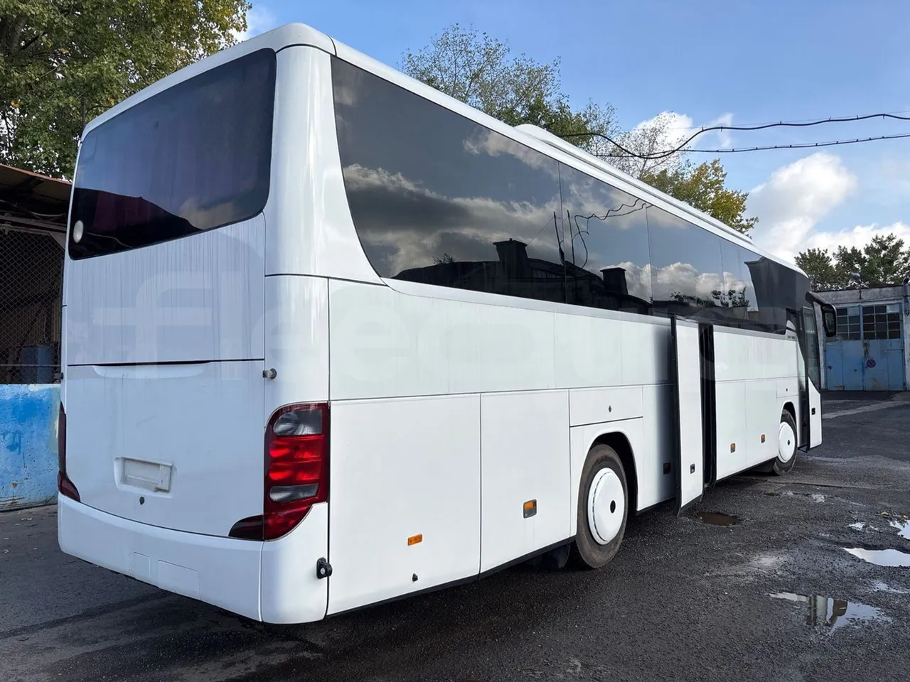 Setra S415 HD - EUR5 - 315kW - 12.2m - 3/4 right rear doors open