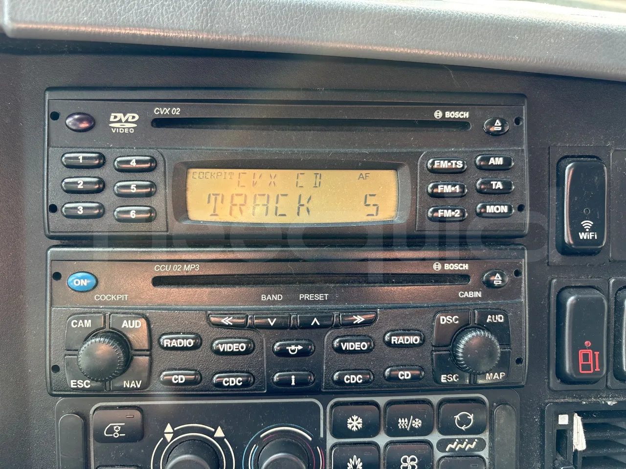 Setra S415 HD - EUR5 - 315kW - 12.2m - radio accessories photo