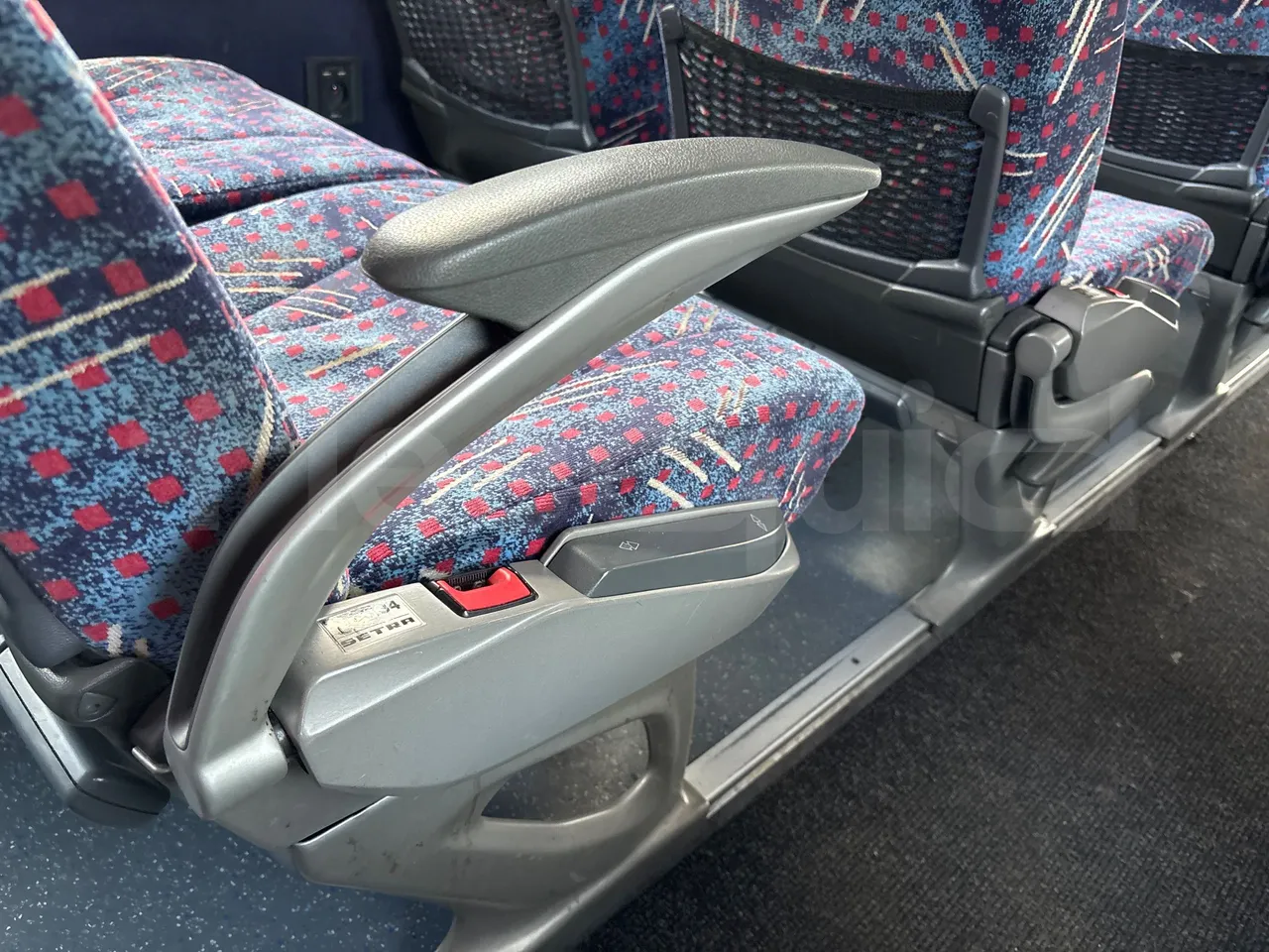 Setra S415 HD - EUR5 - 315kW - 12.2m - armrest detail photo