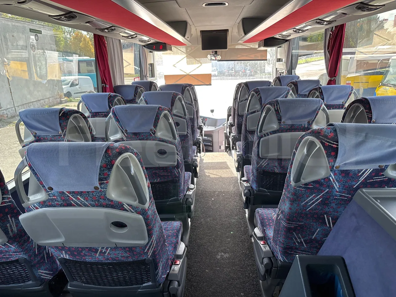 Setra S415 HD - EUR5 - 315kW - 12.2m - forward view middle aisle