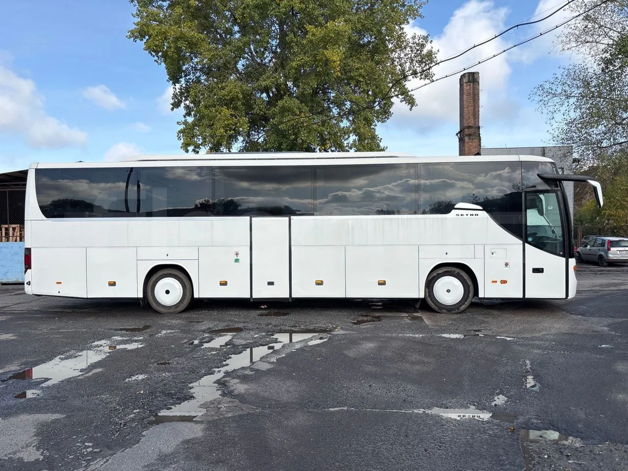 Setra S415 HD - EUR5 - 315kW - 12.2m - right side doors closed
