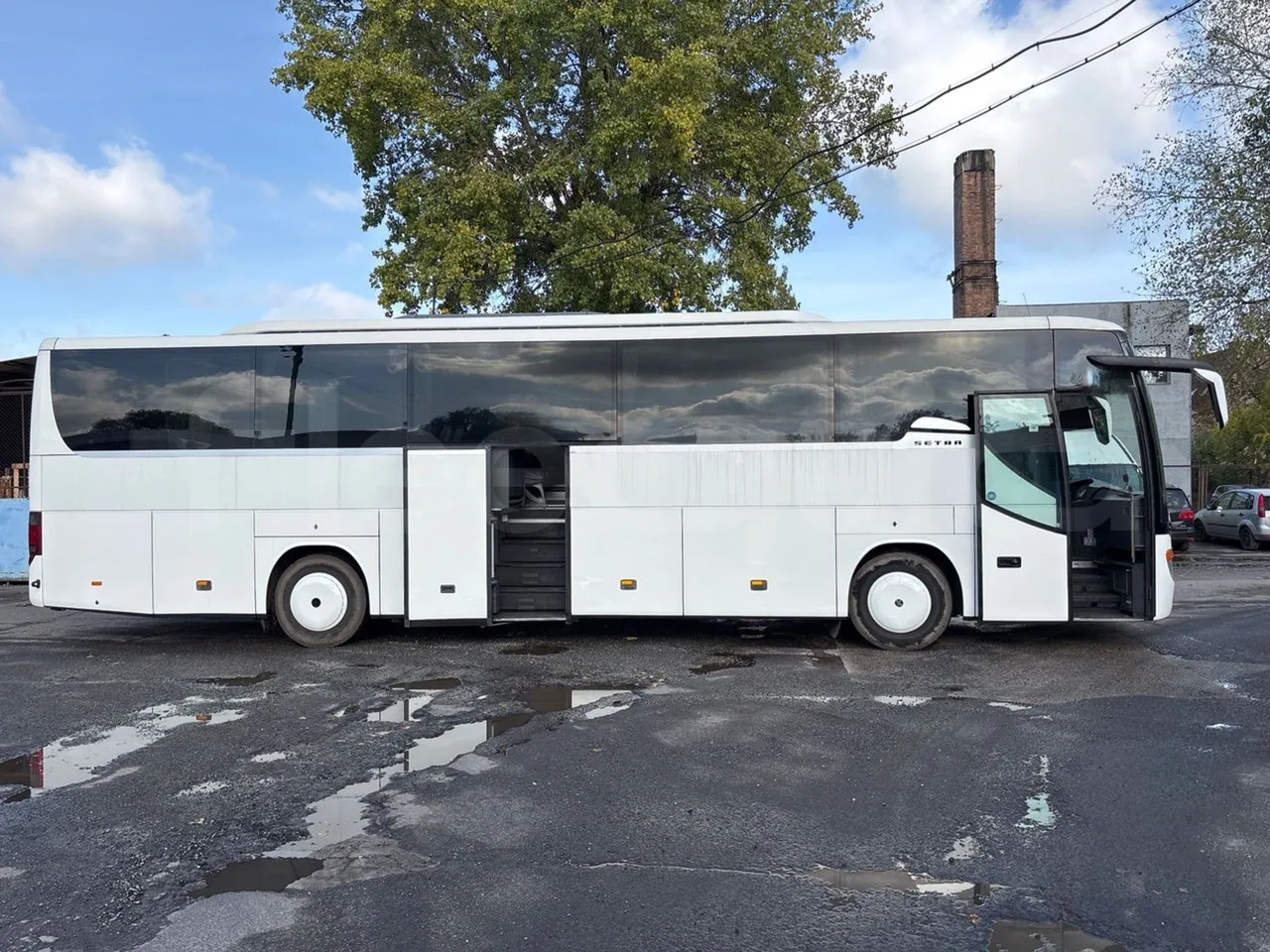 Setra S415 HD - EUR5 - 315kW - 12.2m - right side doors open
