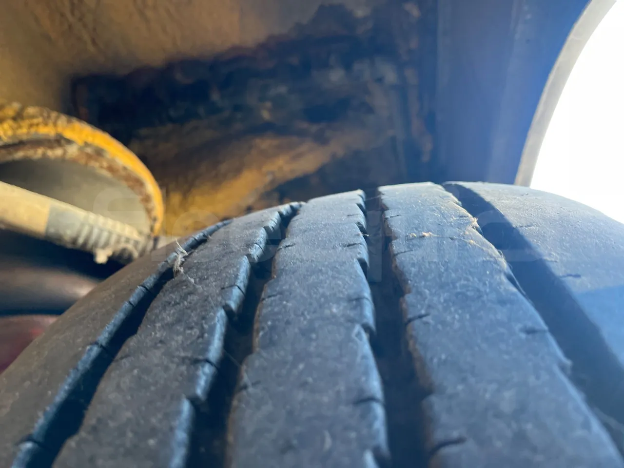 Mercedes-Benz OLIMPIA O 404 RH - Euro 1 - 280 kW -12 mt - tread condition front tires right