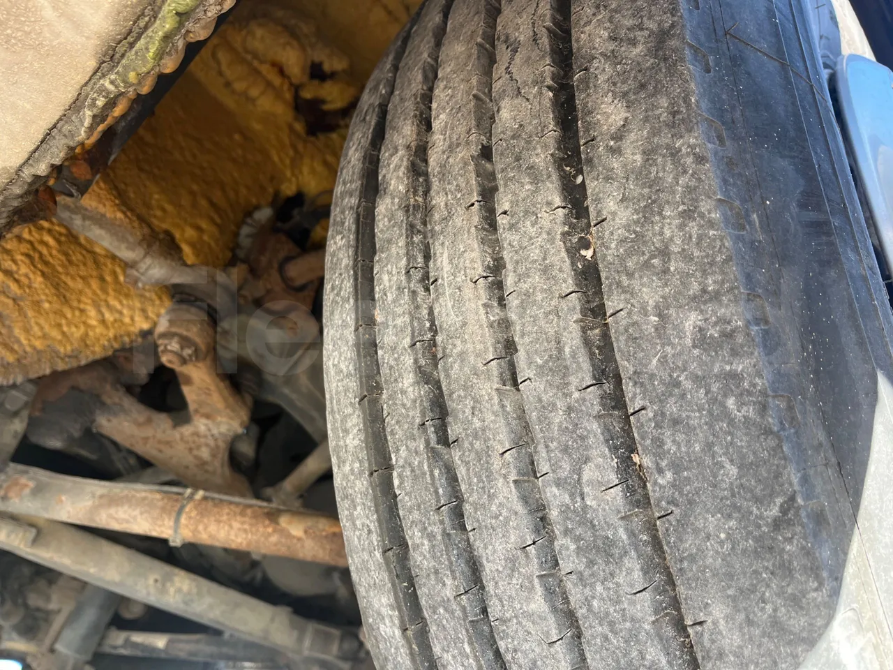 Mercedes-Benz OLIMPIA O 404 RH - Euro 1 - 280 kW -12 mt - tread condition third axle tires left