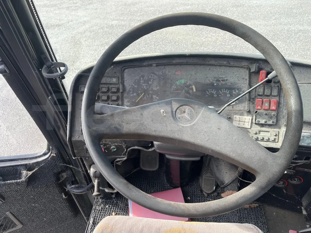 Mercedes-Benz OLIMPIA O 404 RH - Euro 1 - 280 kW -12 mt - steering wheel photo