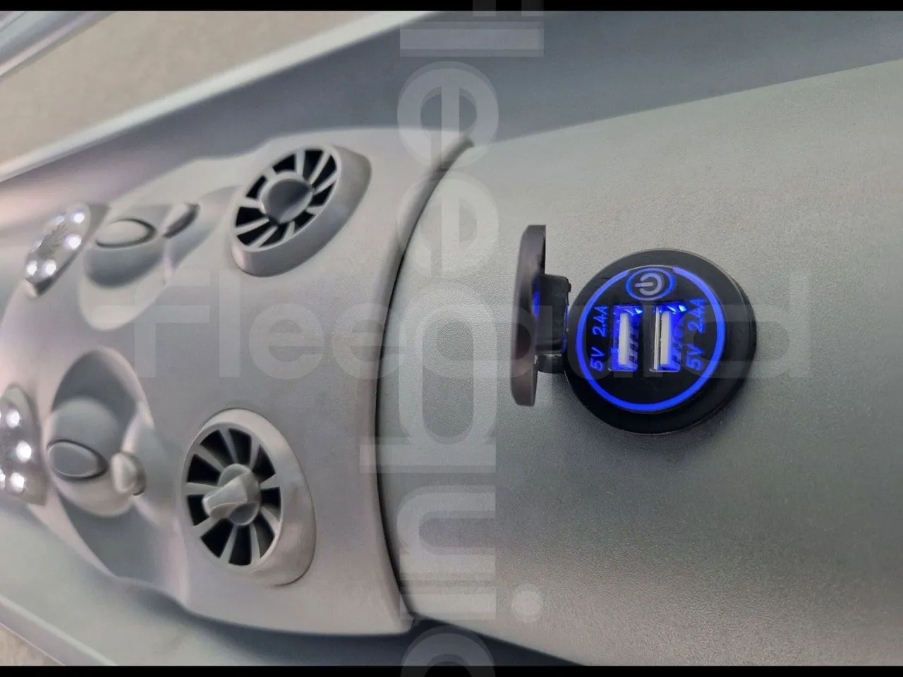 Irisbus Domino 397E.12-EUR4 -331kW -12.41m - usb charging detail
