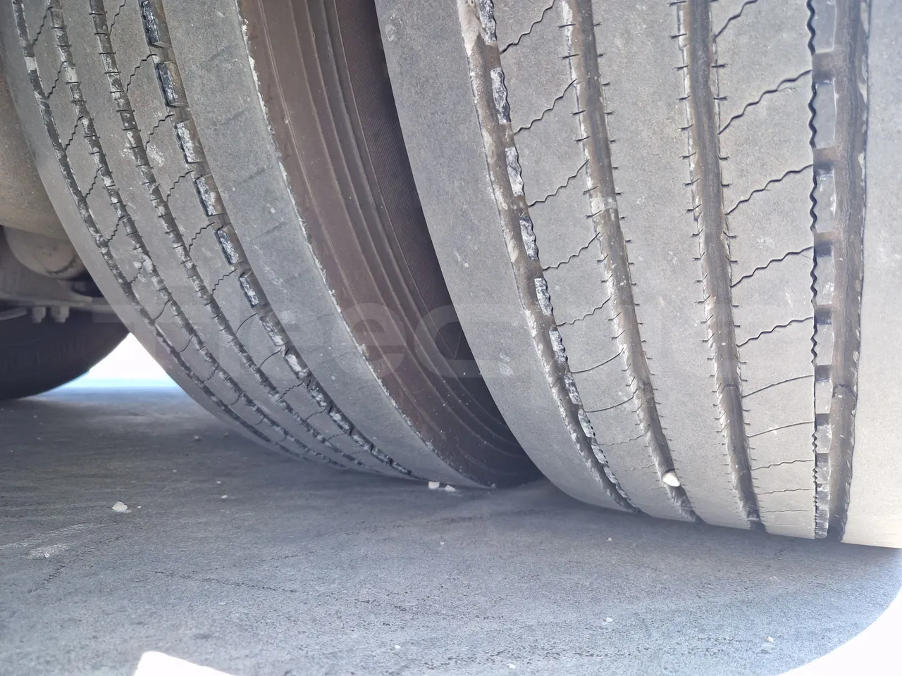 Irisbus Domino 397E.12-EUR4 -331kW -12.41m - tread condition front tires left