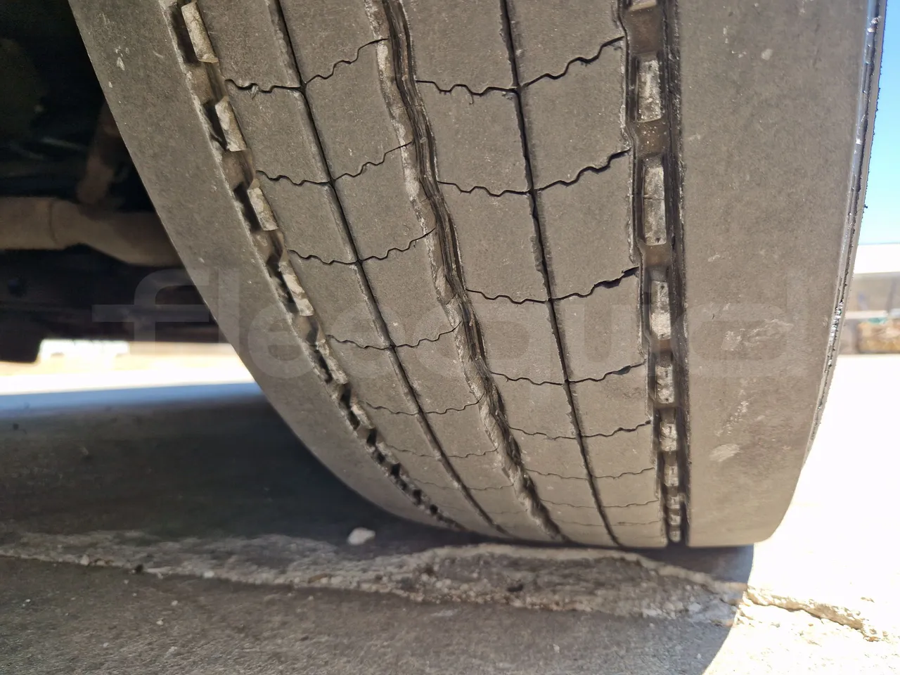 Irisbus Domino 397E.12-EUR4 -331kW -12.41m - tread condition front tires right