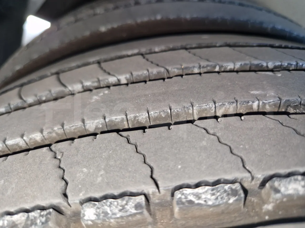 Irisbus Domino 397E.12-EUR4 -331kW -12.41m - tread condition second axle tires right