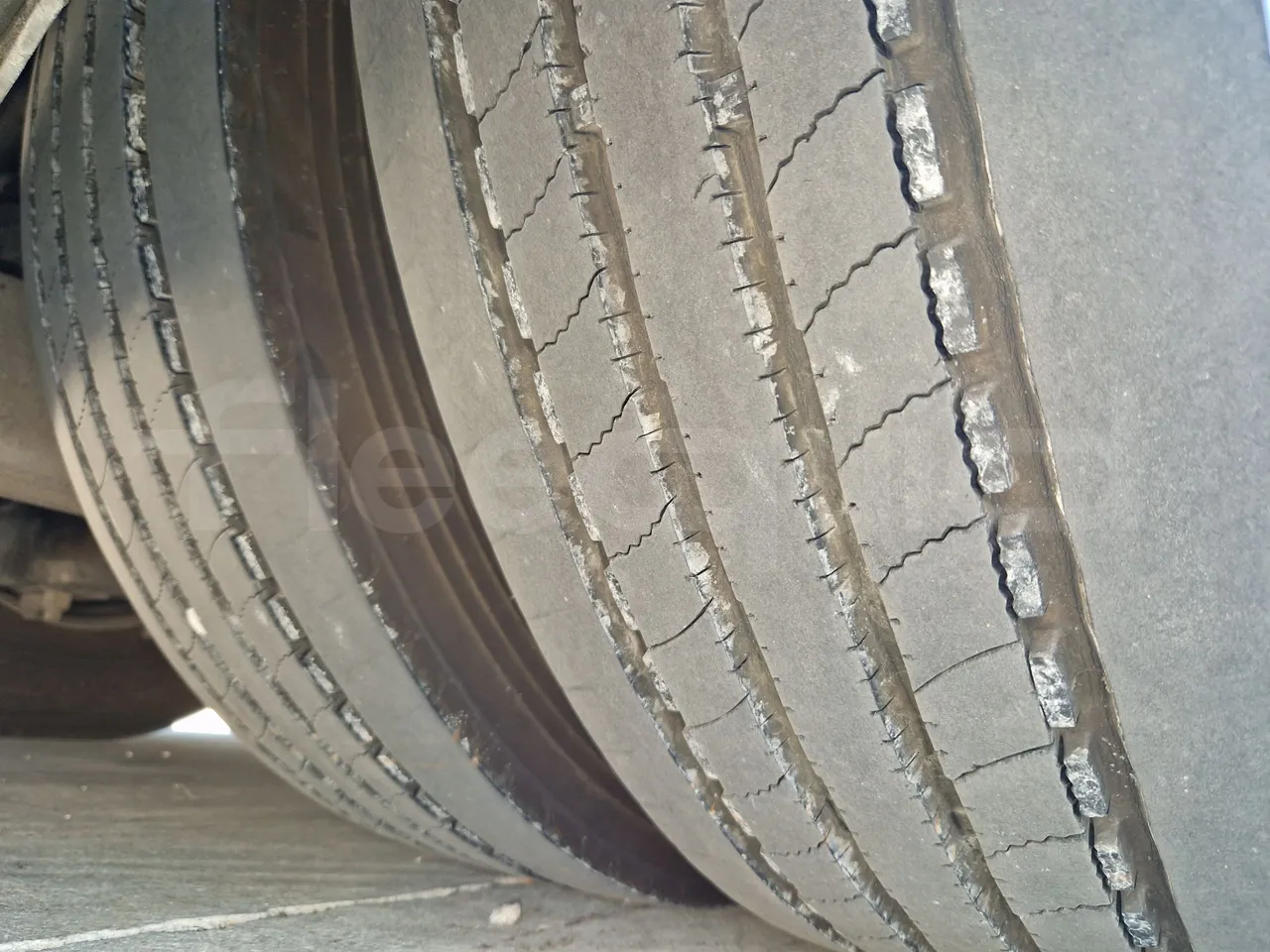 Irisbus Domino 397E.12-EUR4 -331kW -12.41m - tread condition third axle tires left