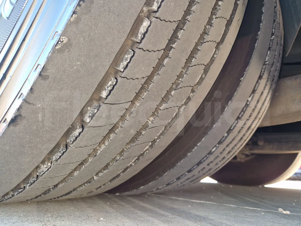 Irisbus Domino 397E.12-EUR4 -331kW -12.41m - tread condition third axle tires right