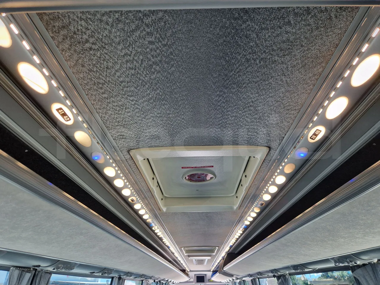 Irisbus Domino 397E.12-EUR4 -331kW -12.41m - overhead compartments photo