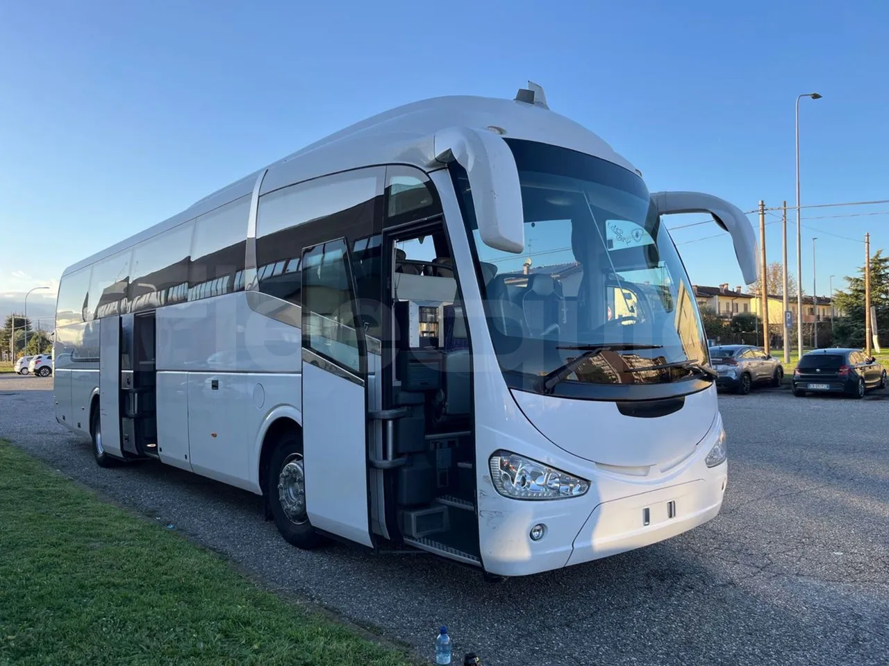 Irizar i6 12.35 - Euro5 - 294kW - 12.200mt - 3/4 right front doors open