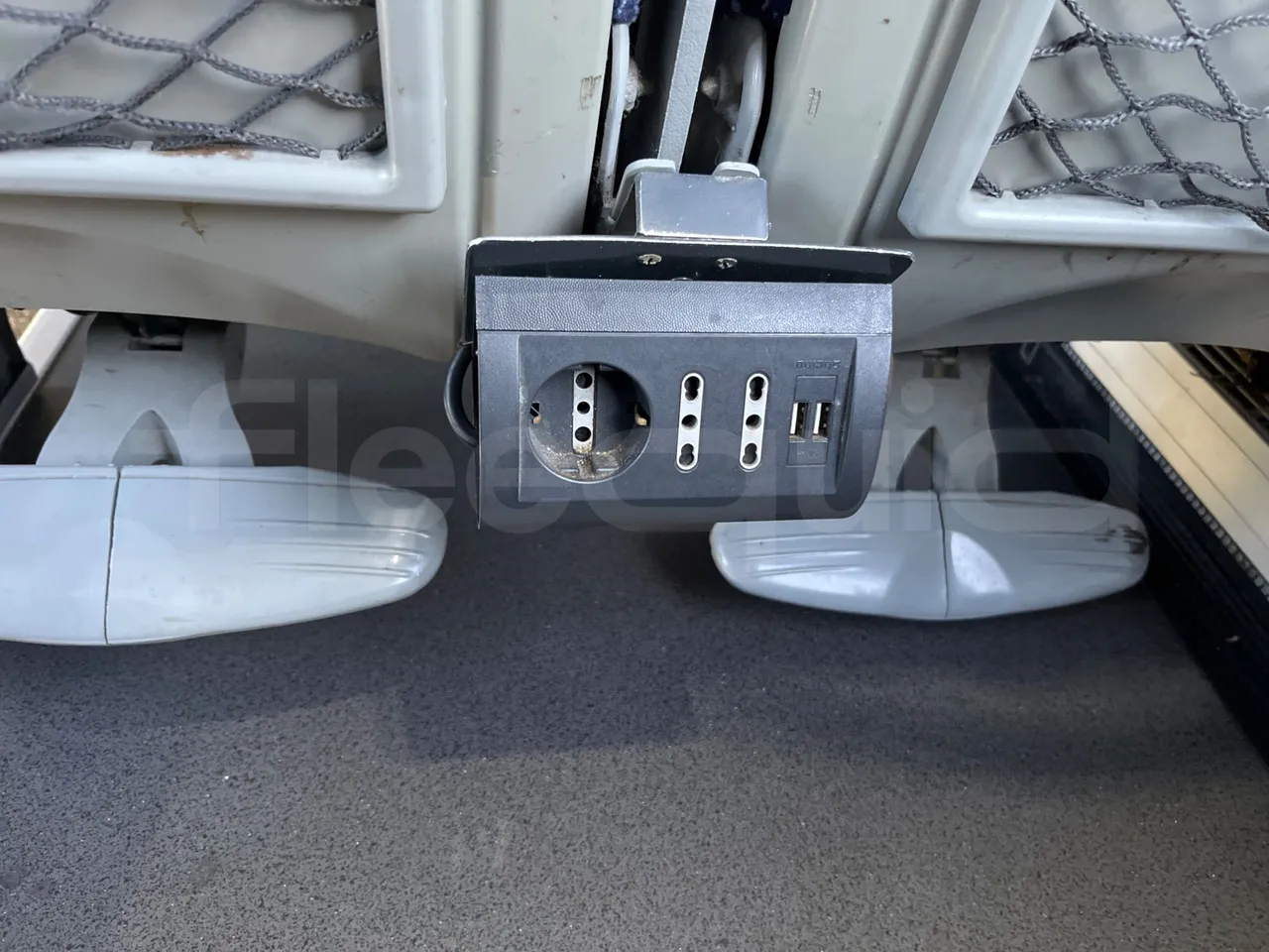 Irizar i6 12.35 - Euro5 - 294kW - 12.200mt - usb charging detail
