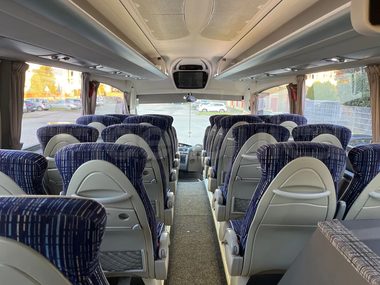 Irizar i6 12.35 - Euro5 - 294kW - 12.200mt - forward view middle aisle