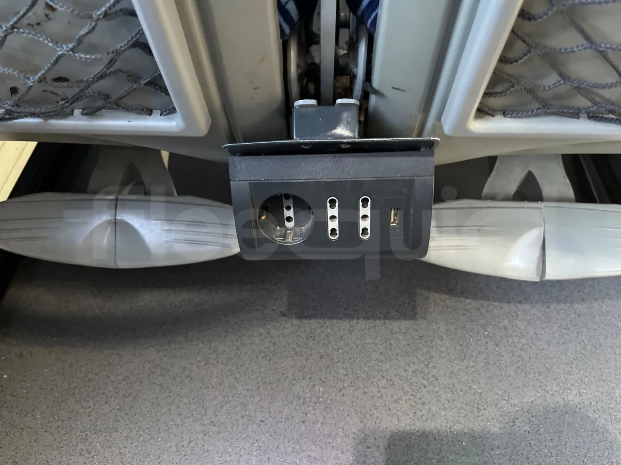 Irizar i6 12.35 - Euro5 - 294kW - 12.200mt - power outlets detail