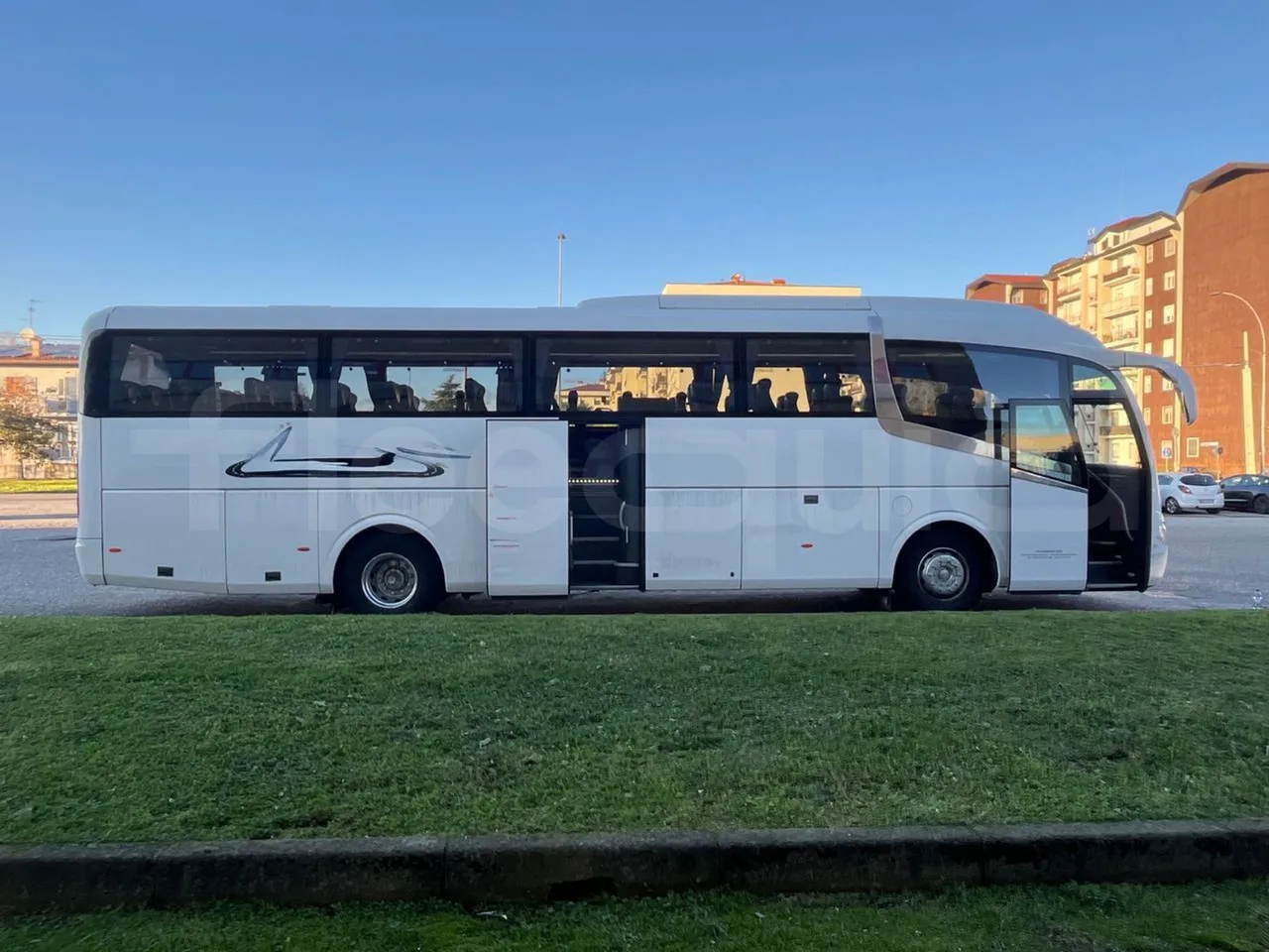 Irizar i6 12.35 - Euro5 - 294kW - 12.200mt - right side doors open