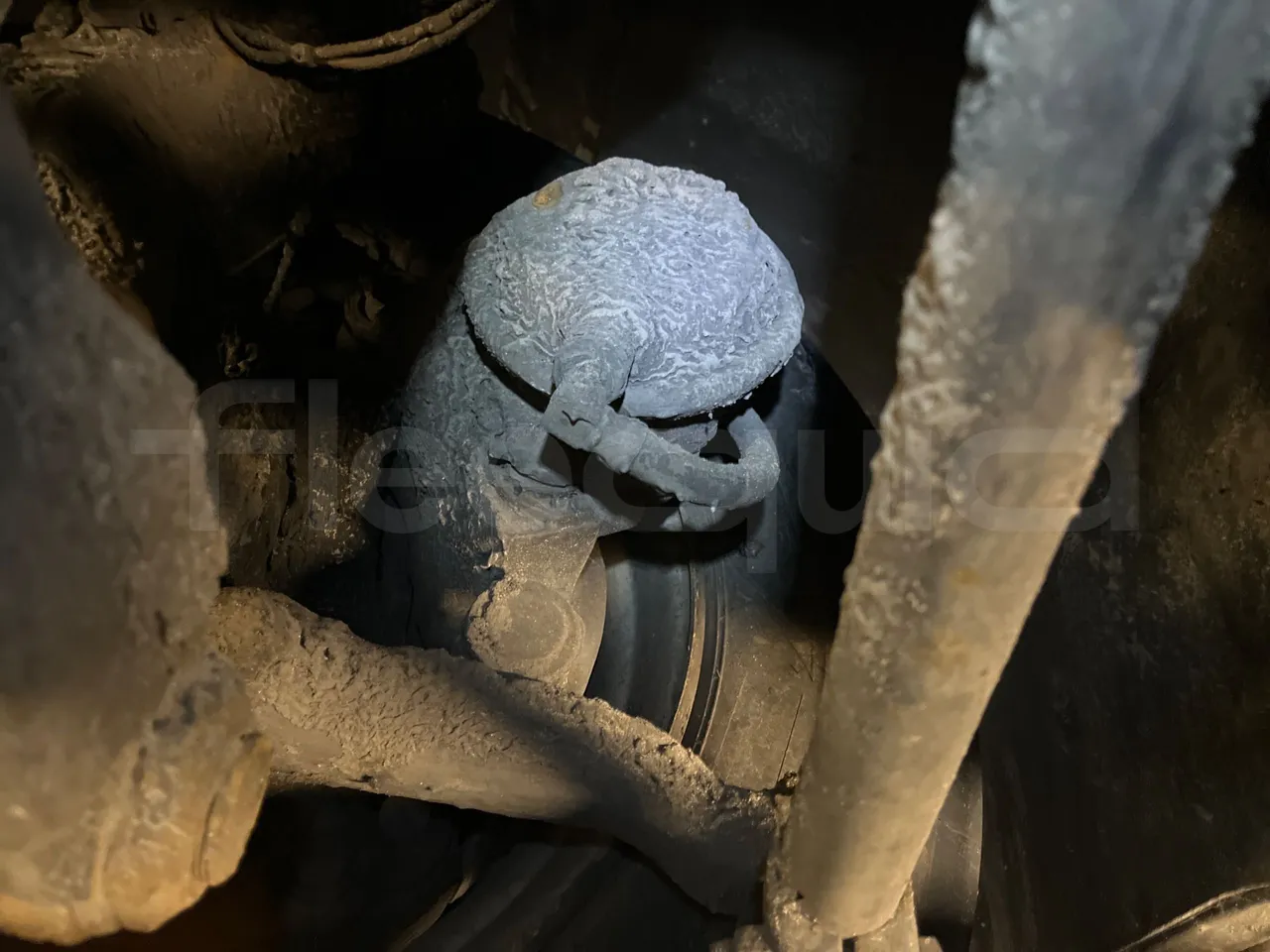 Mercedes-Benz Conecto 628881 - Euro6 - 220kW - 12.134mt - front brake calipers left