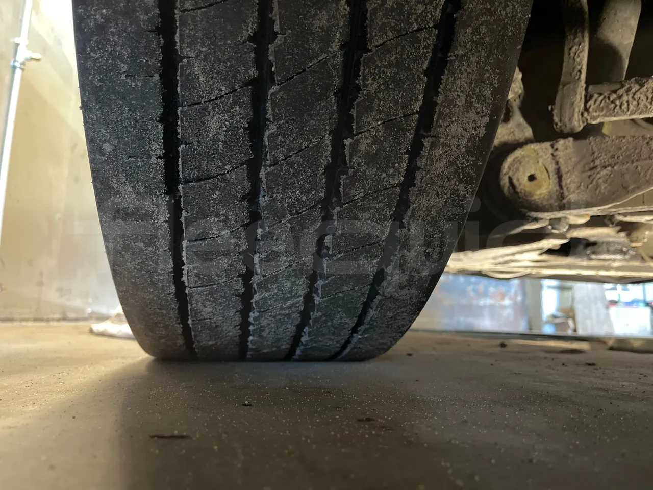 Mercedes-Benz Conecto 628881 - Euro6 - 220kW - 12.134mt - tread condition front tires left