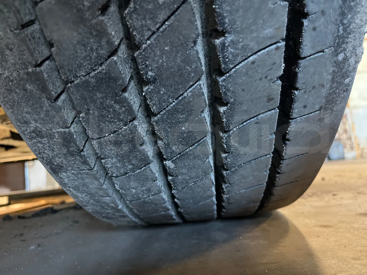 Mercedes-Benz Conecto 628881 - Euro6 - 220kW - 12.134mt - tread condition front tires right