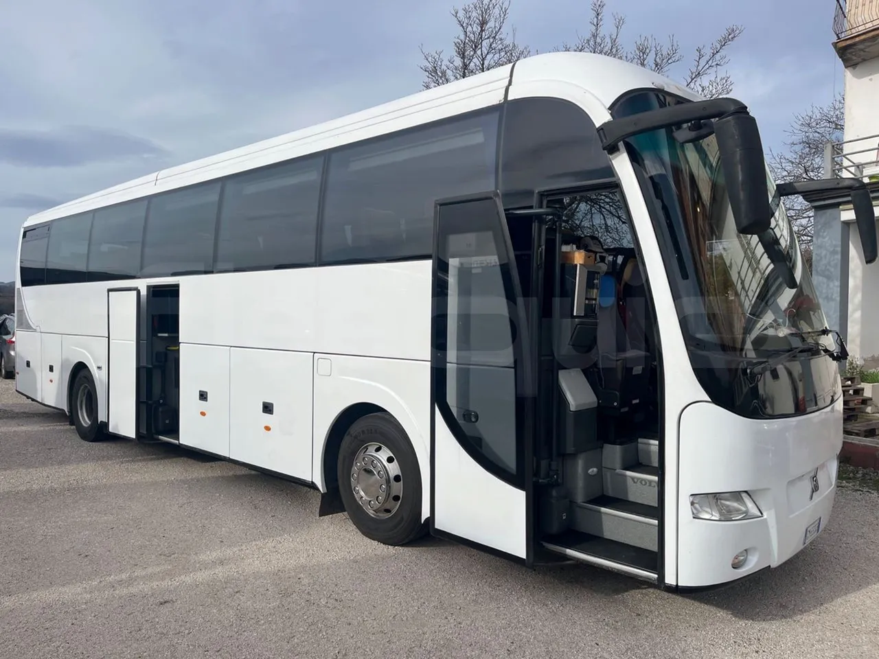 Volvo Barbi Genesis HDL V - Euro 3 - 309 kW - 12.230 mt - 3/4 right front doors open