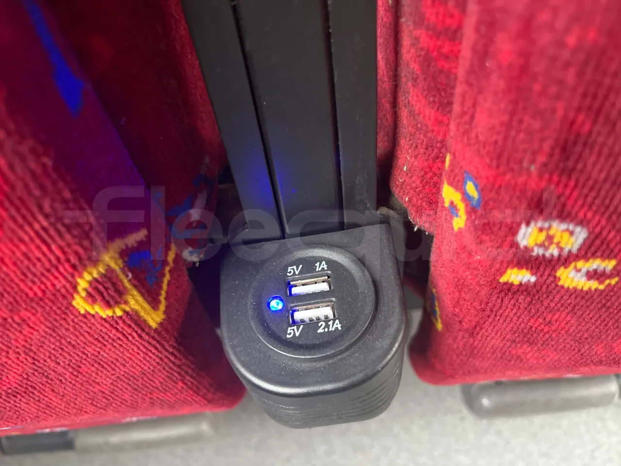 Volvo Barbi Genesis HDL V - Euro 3 - 309 kW - 12.230 mt - usb charging detail