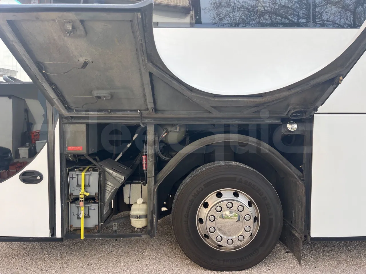 Volvo Barbi Genesis HDL V - Euro 3 - 309 kW - 12.230 mt - external compartments photo