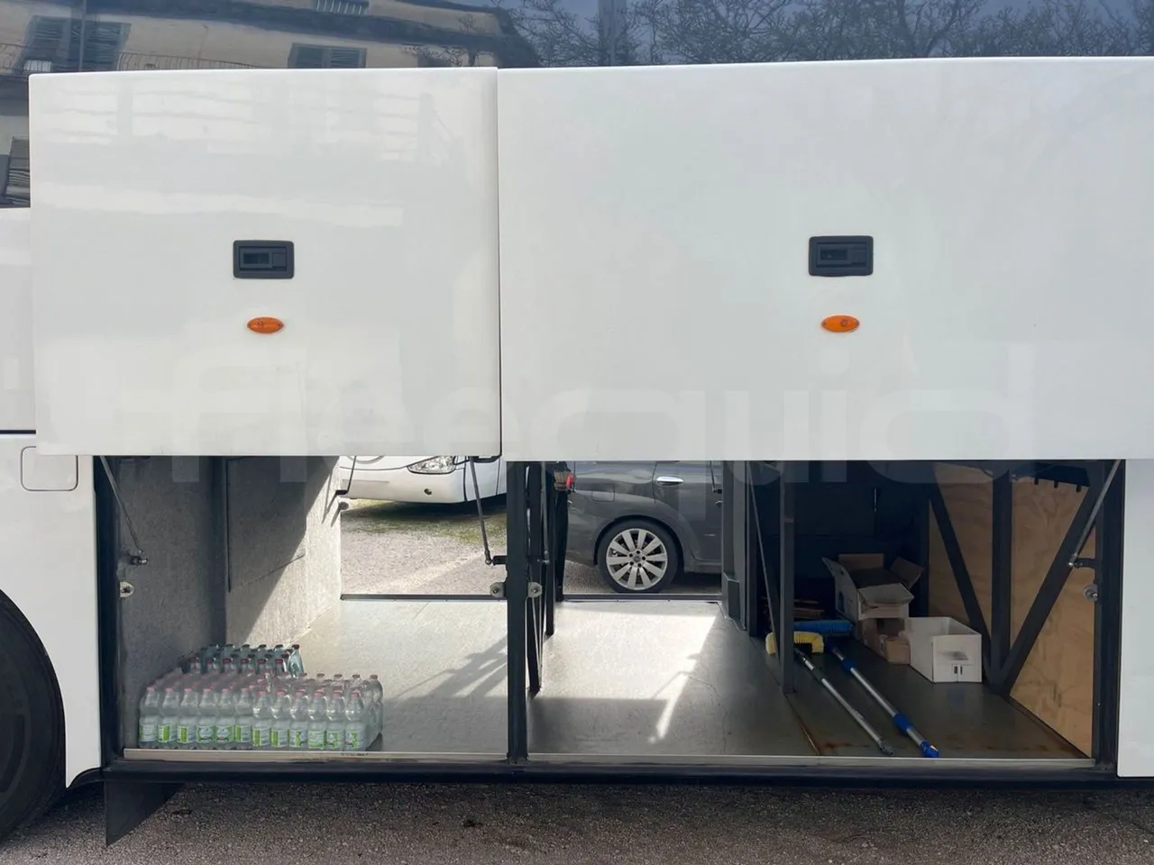 Volvo Barbi Genesis HDL V - Euro 3 - 309 kW - 12.230 mt - luggage rack photo