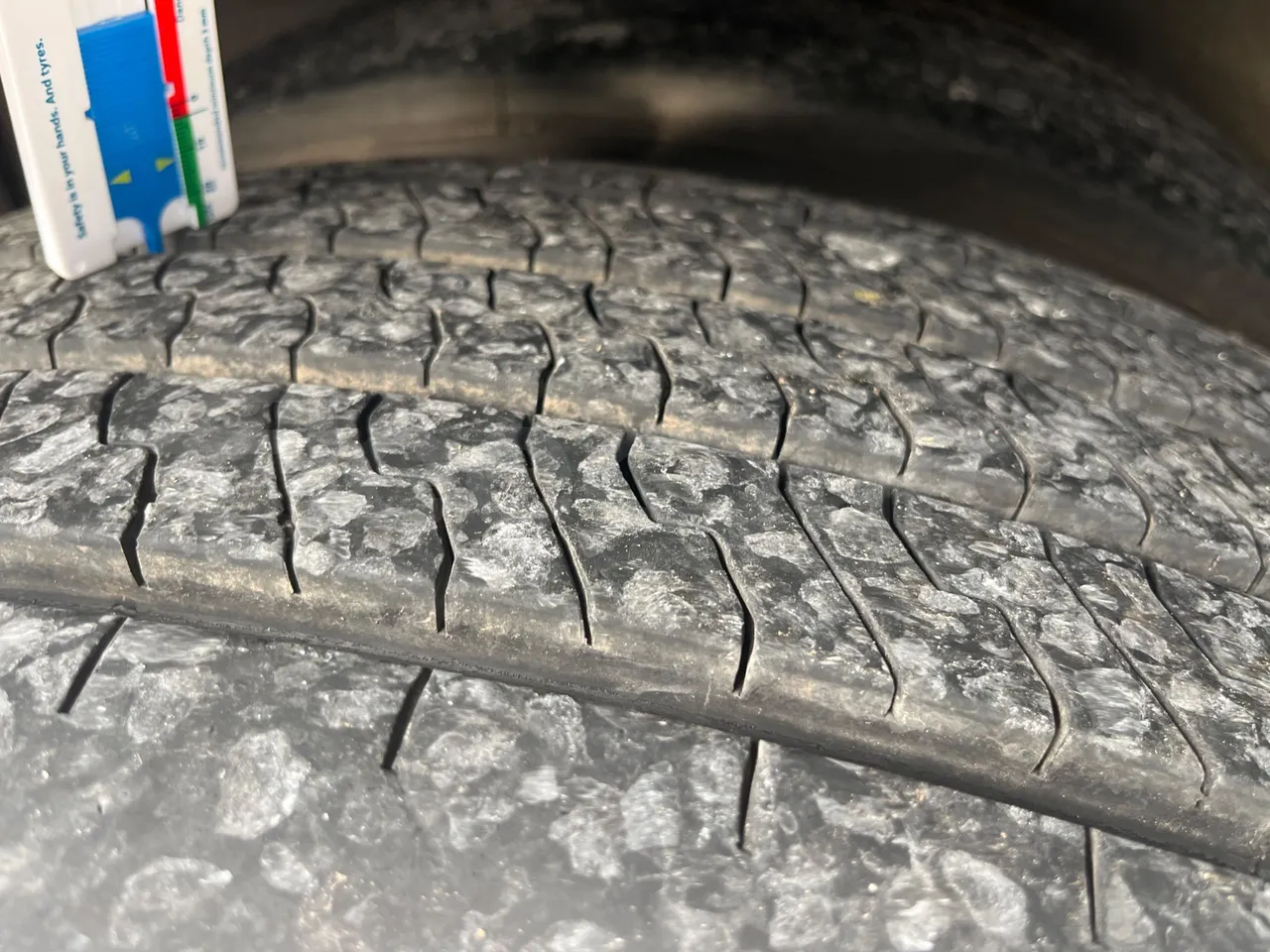 Volvo Barbi Genesis HDL V - Euro 3 - 309 kW - 12.230 mt - tread condition front tires left