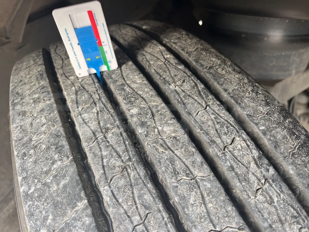 Volvo Barbi Genesis HDL V - Euro 3 - 309 kW - 12.230 mt - tread condition front tires right