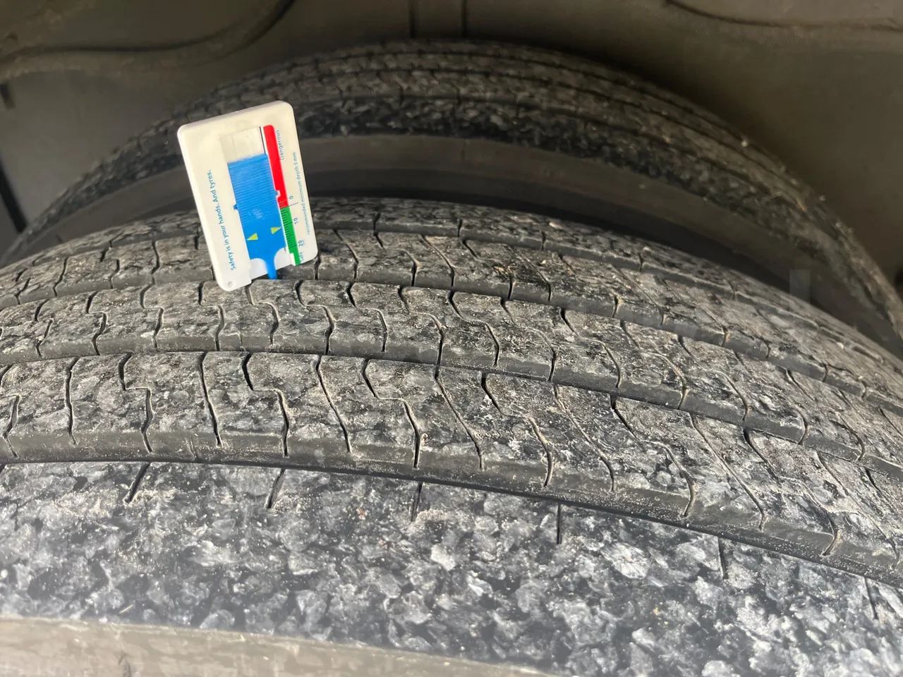 Volvo Barbi Genesis HDL V - Euro 3 - 309 kW - 12.230 mt - tread condition third axle tires right