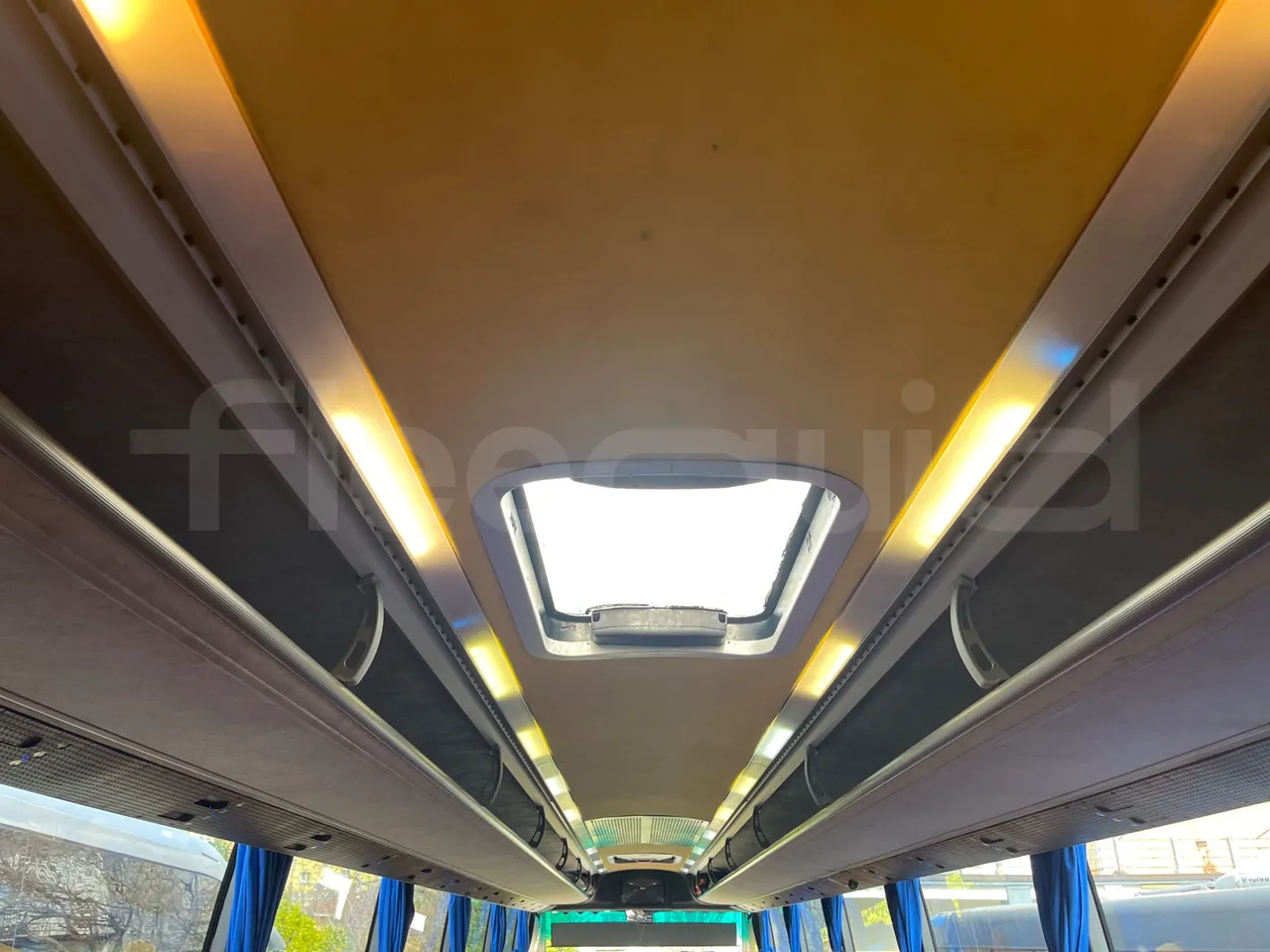 Volvo Barbi Genesis HDL V - Euro 3 - 309 kW - 12.230 mt - overhead compartments photo