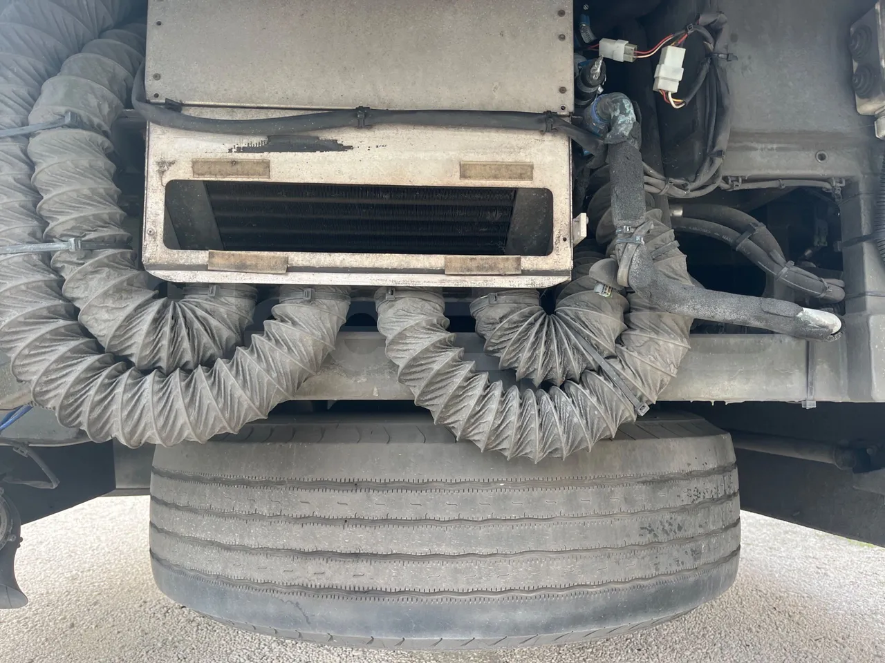 Volvo Barbi Genesis HDL V - Euro 3 - 309 kW - 12.230 mt - spare wheel