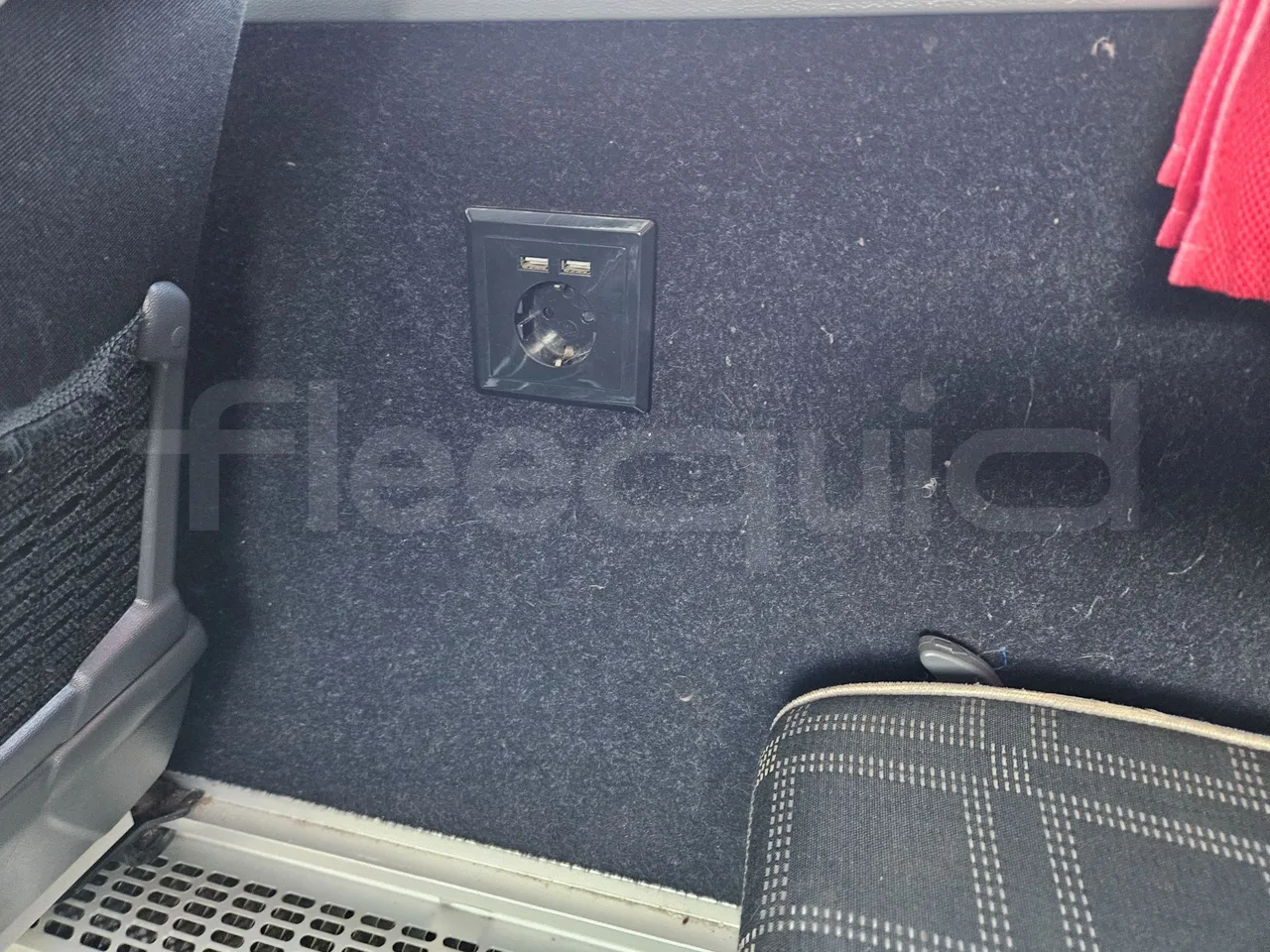 Mercedes-Benz Tourismo RHD-M - EURO 6 - 290kW - 13m - usb charging detail