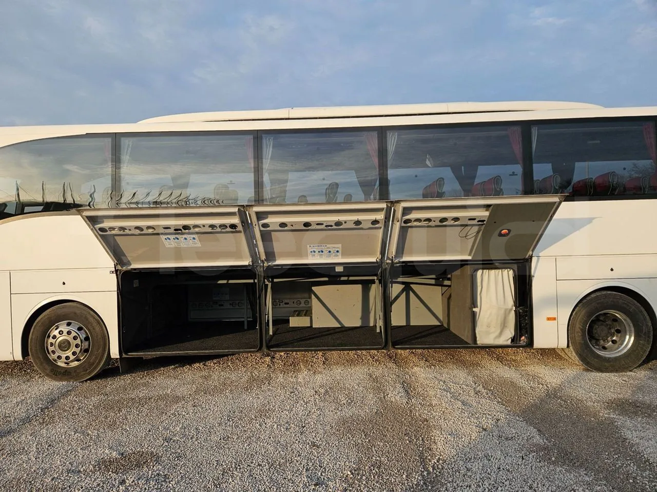 Mercedes-Benz Tourismo RHD-M - EURO 6 - 290kW - 13m - luggage rack photo