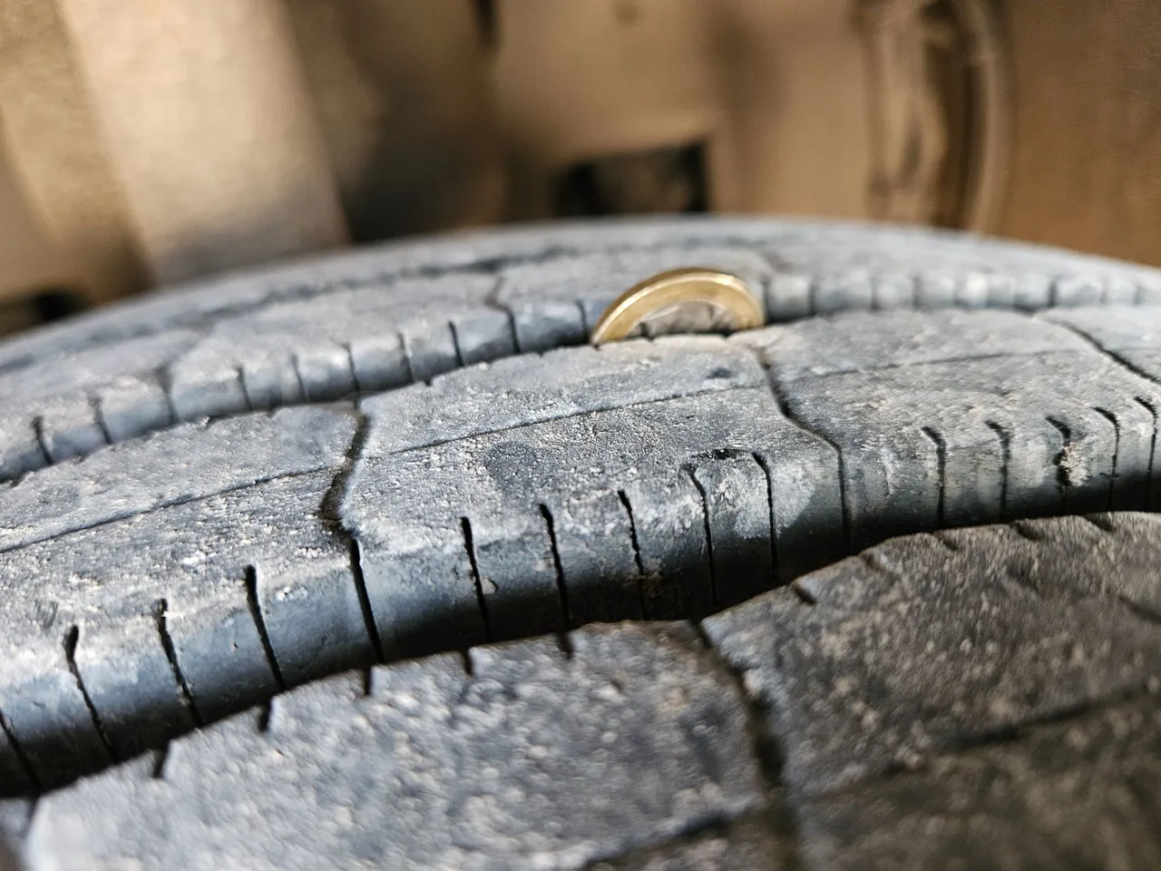 Mercedes-Benz Tourismo RHD-M - EURO 6 - 290kW - 13m - tread condition front tires left