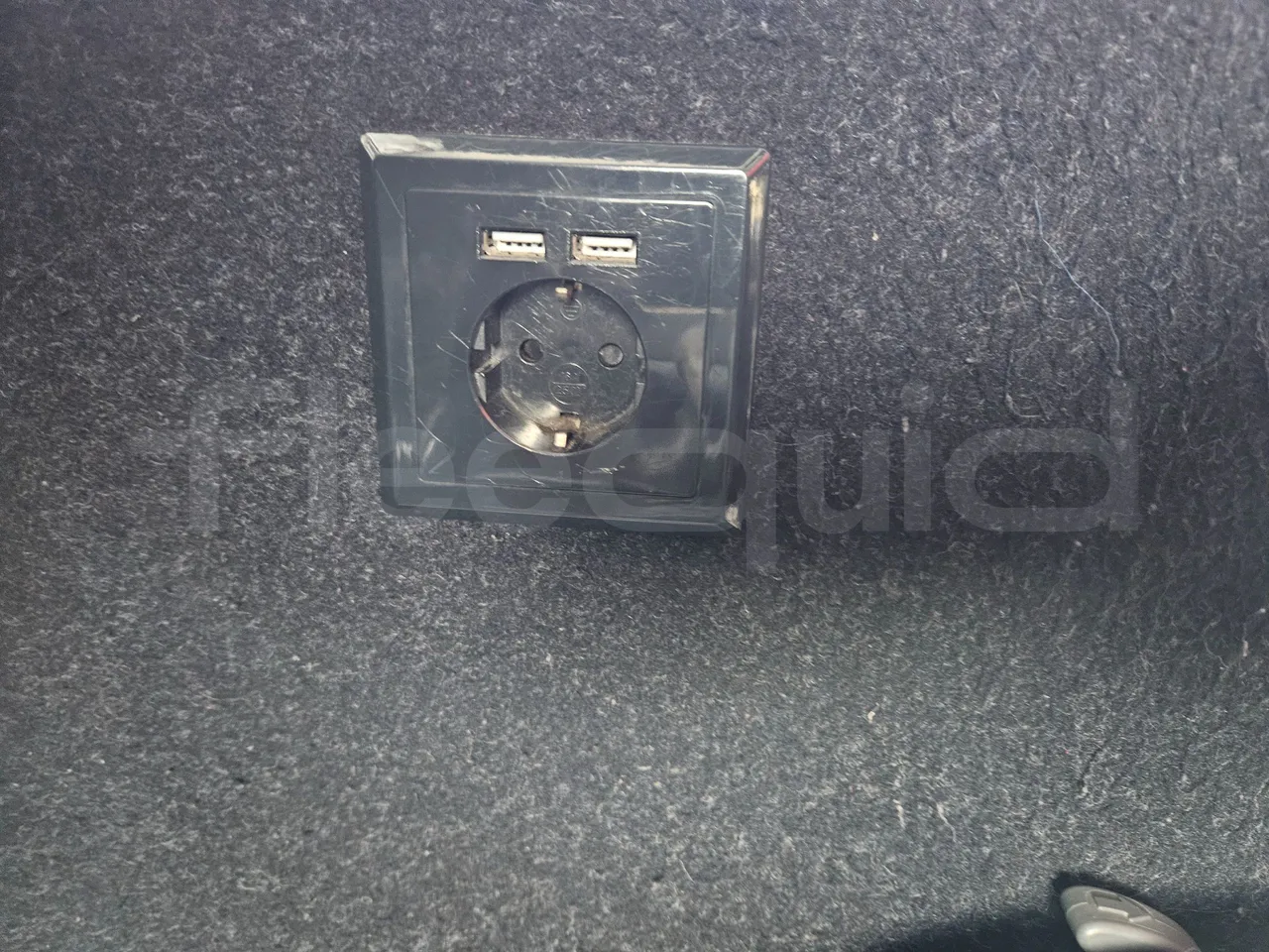 Mercedes-Benz Tourismo RHD-M - EURO 6 - 290kW - 13m - power outlets detail