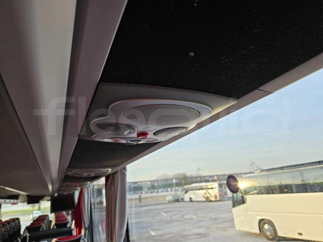 Mercedes-Benz Tourismo RHD-M - EURO 6 - 290kW - 13m - overhead compartments photo