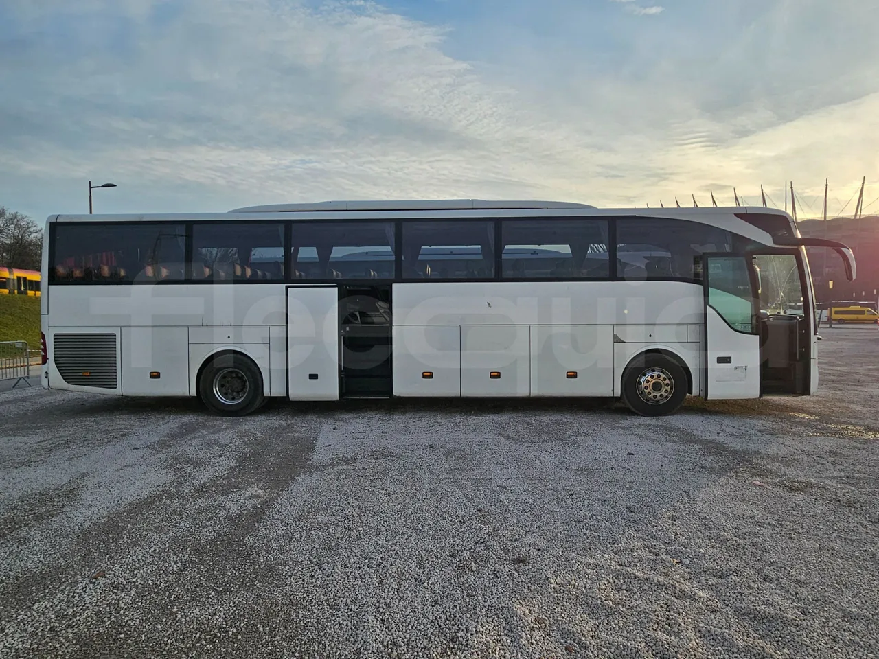 Mercedes-Benz Tourismo RHD-M - EURO 6 - 290kW - 13m - right side doors open