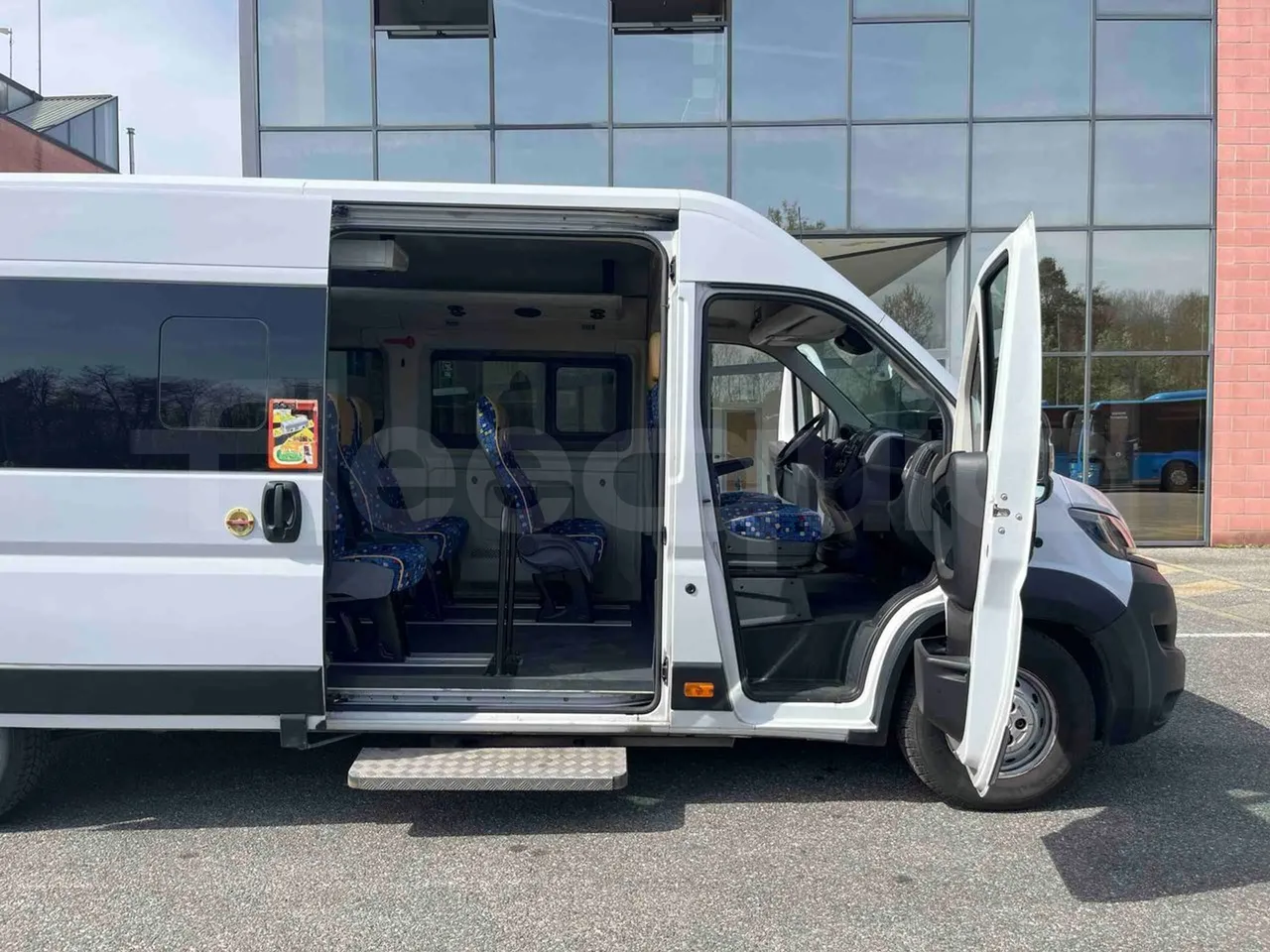 Mussa & Graziano 250MG2 HELMC - EUR6 - 130kW - 6.363m - front door 2 open