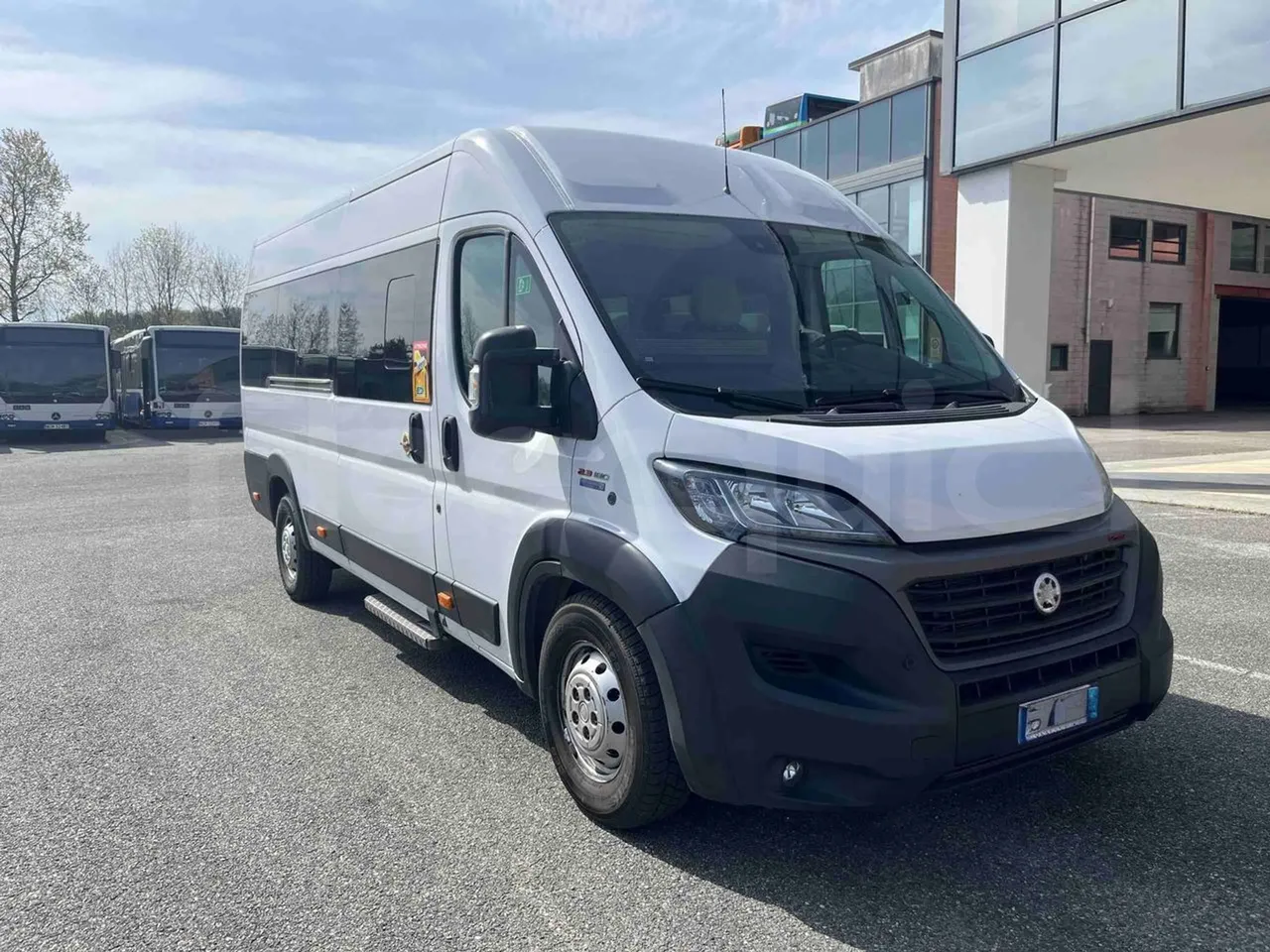 Mussa & Graziano 250MG2 HELMC - EUR6 - 130kW - 6.363m - 3/4 front right doors