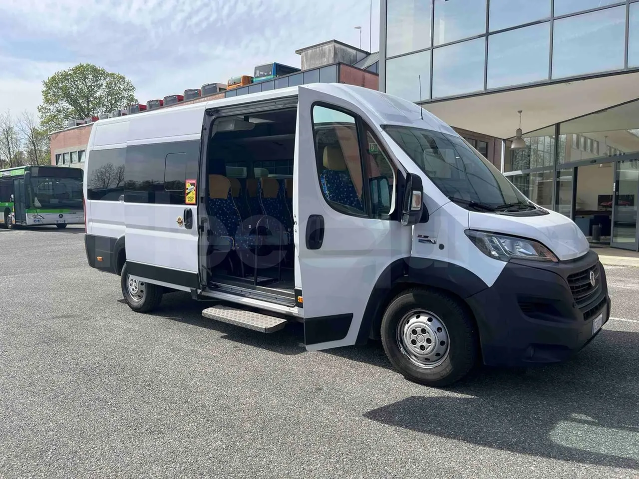 Mussa & Graziano 250MG2 HELMC - EUR6 - 130kW - 6.363m - 3/4 right front doors open