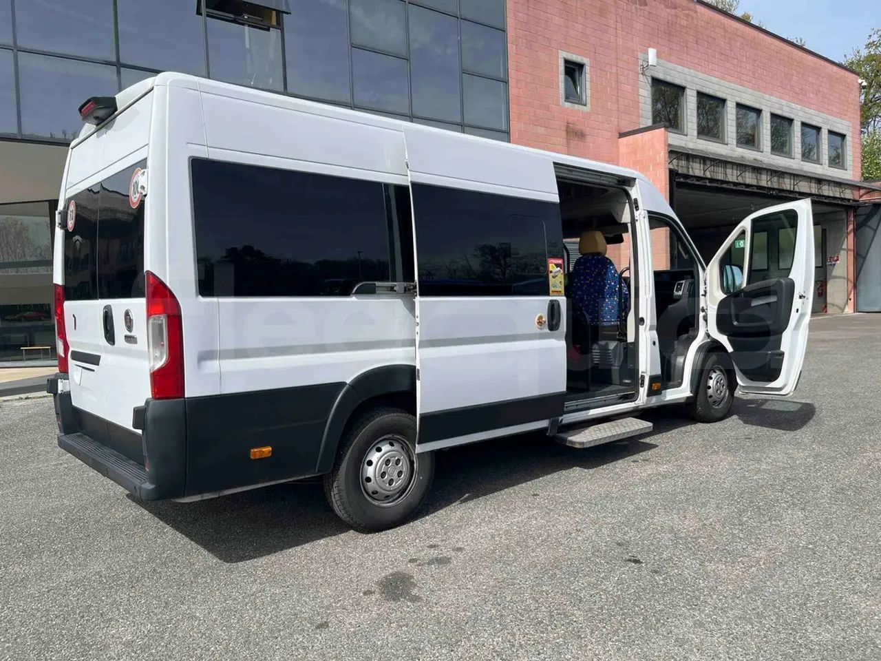 Mussa & Graziano 250MG2 HELMC - EUR6 - 130kW - 6.363m - 3/4 right rear doors open