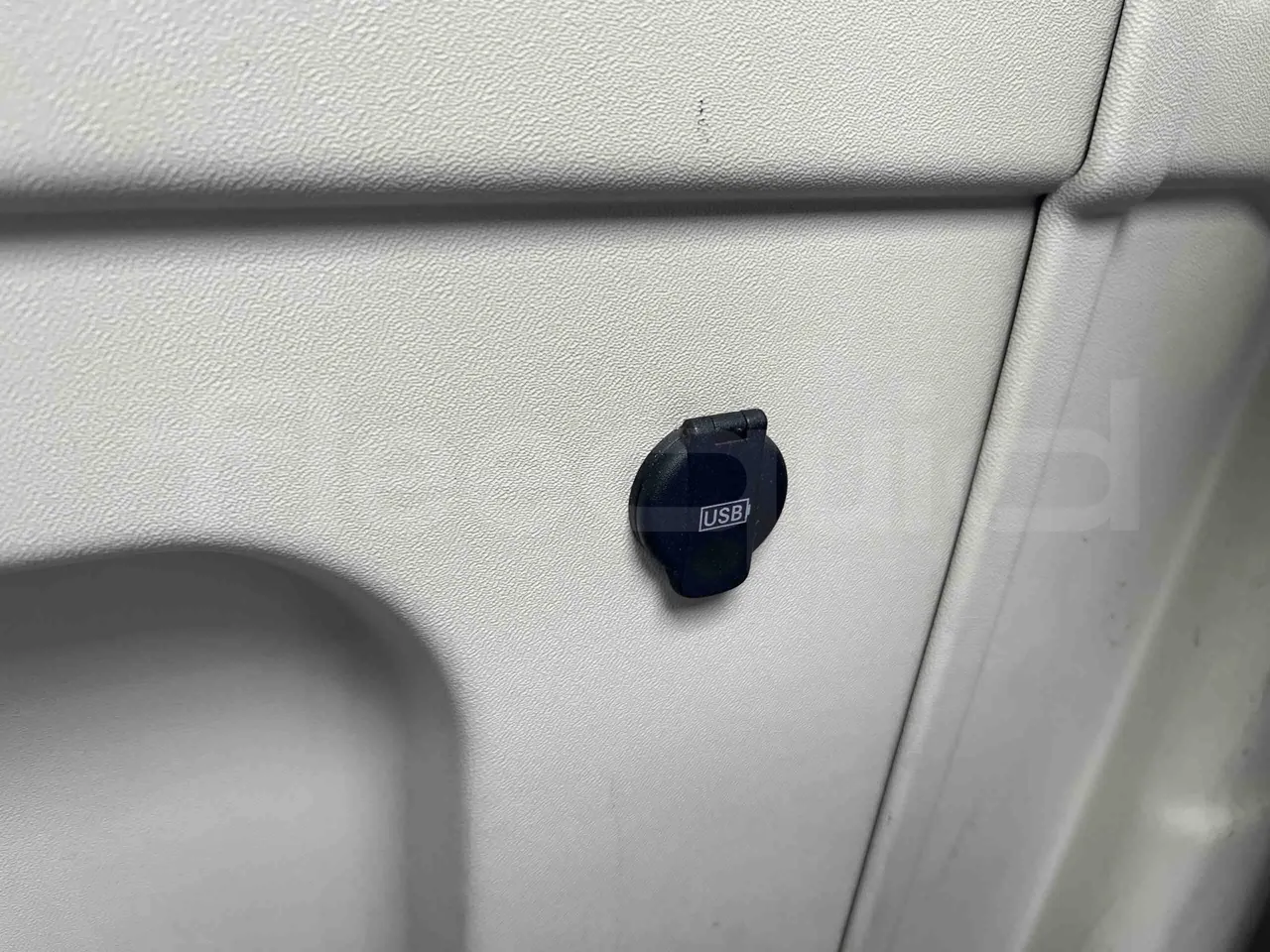 Mussa & Graziano 250MG2 HELMC - EUR6 - 130kW - 6.363m - usb charging detail