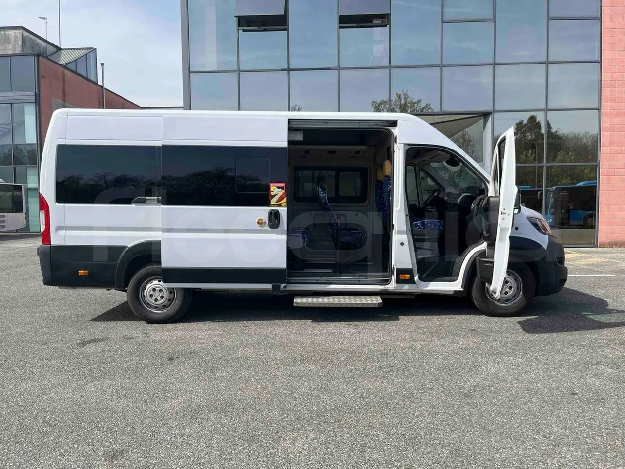 Mussa & Graziano 250MG2 HELMC - EUR6 - 130kW - 6.363m - right side doors open