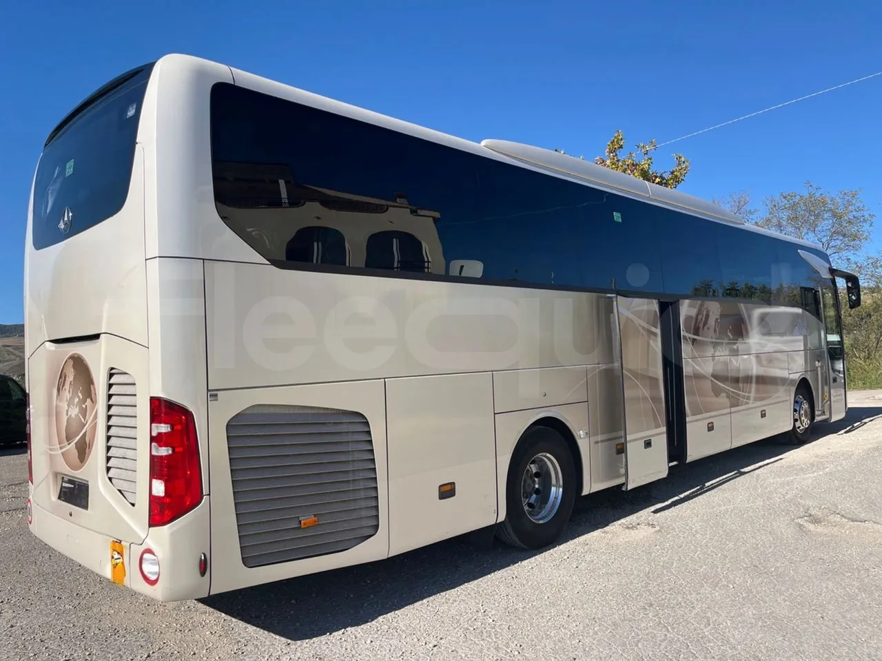 Mercedes-Benz Tourismo E16/2RHD-EUR6 -335kW -13.115m - 3/4 right rear doors open