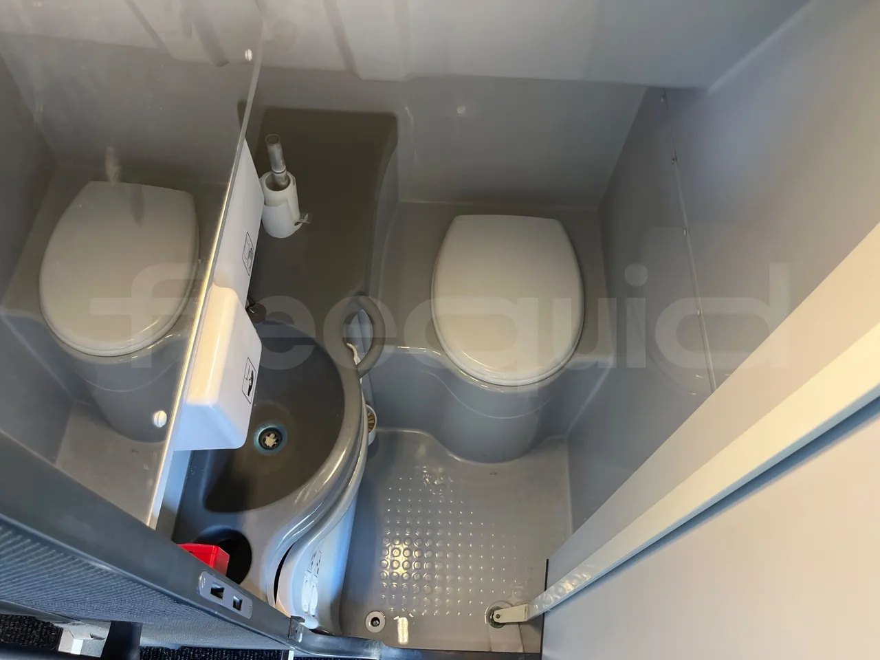Mercedes-Benz Tourismo E16/2RHD-EUR6 -335kW -13.115m - toilette accessories photo
