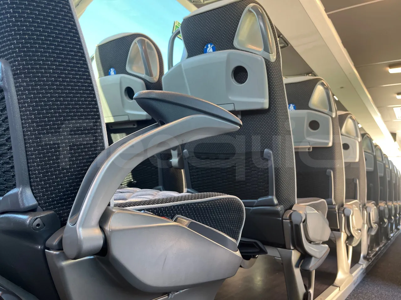 Mercedes-Benz Tourismo E16/2RHD-EUR6 -335kW -13.115m - armrest detail photo