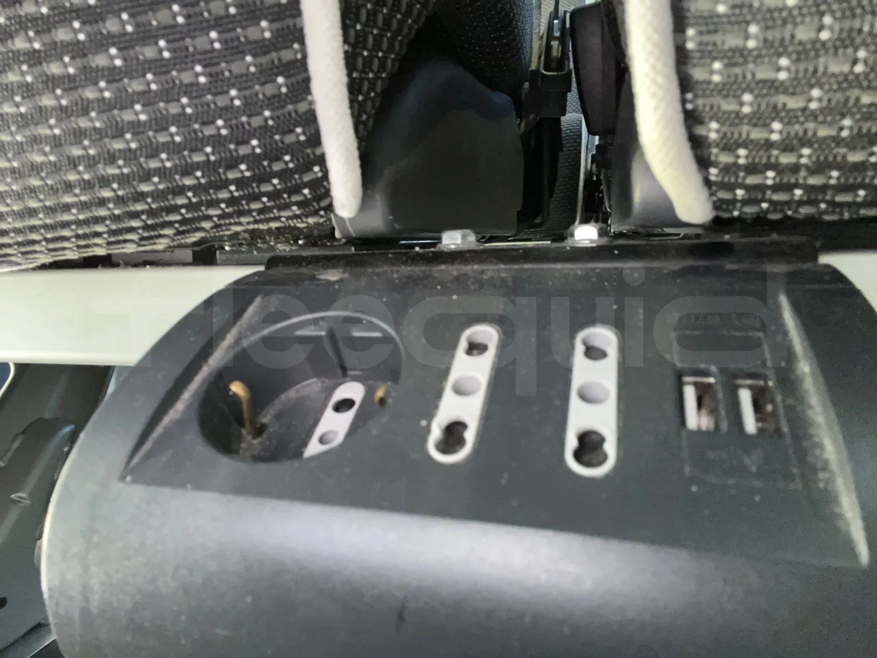 Mercedes-Benz Tourismo E16/2RHD-EUR6 -335kW -13.115m - usb charging detail