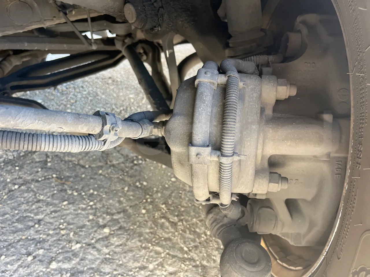 Mercedes-Benz Tourismo E16/2RHD-EUR6 -335kW -13.115m - front brake calipers left